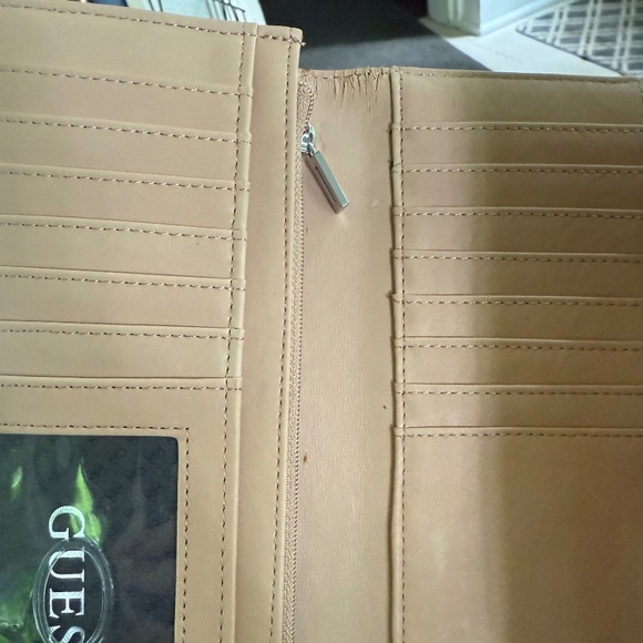 Guess Wallet-Fair condition, leather creasing - Picture 3 of 5